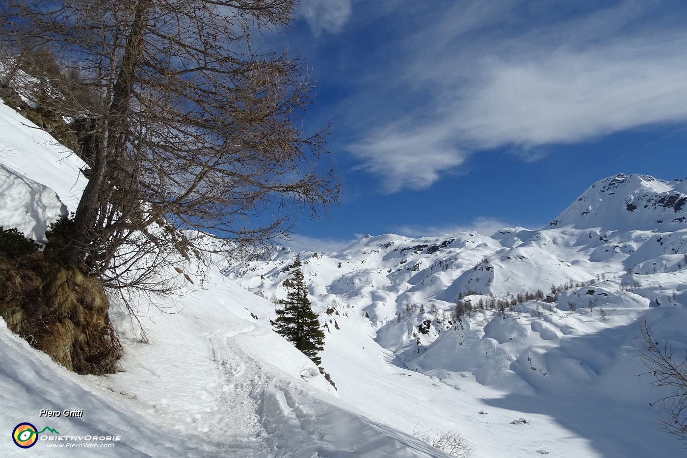 53 L'invaso del  Lago di Fregabolgia  in veste invernale, in letargo...senz'acqua, bianco di neve con vista sul Madonnino.JPG